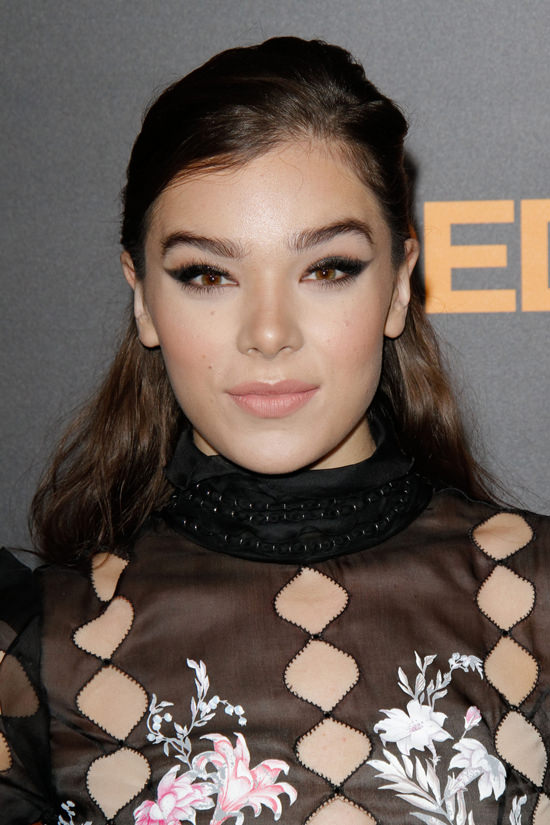 hailee-steinfeld-the-edge-seventeen-los-angeles-premiere-red-carpet-fashion-ralph-russo-couture-tom-lorenzo-site-4