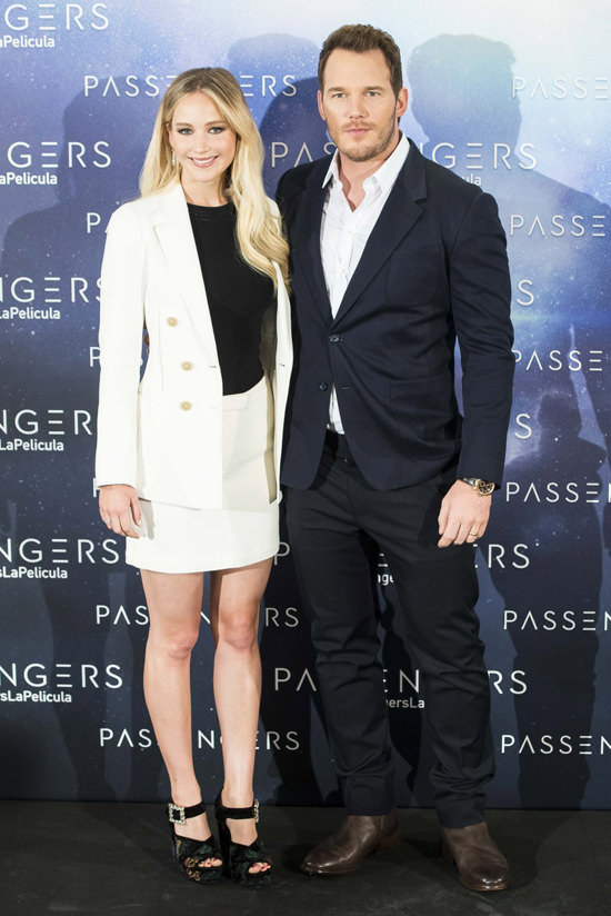 ¿Cuánto mide Chris Pratt? - Altura - Real height Jennifer-Lawrence-Chris-Pratt-Passengeres-Madrid-Photocall-Red-Carpet-Fashion-Tom-Lorenzo-Site-2
