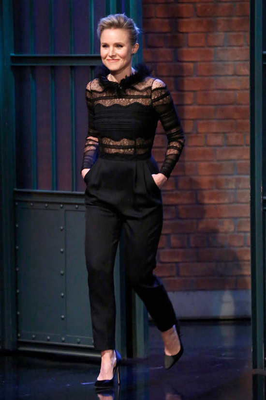 Kristen Bell Keeps it Quirky/Chic on "Late Night with Seth 