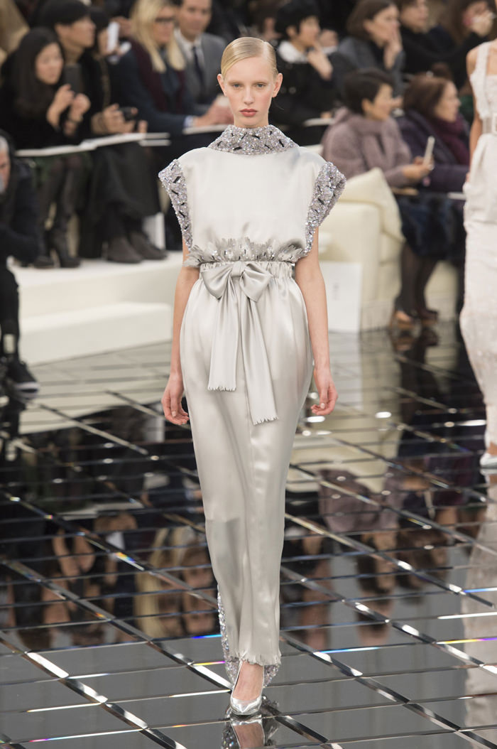 Tilda Swinton Returns to Form in Chanel Couture at the Vogue Paris ...