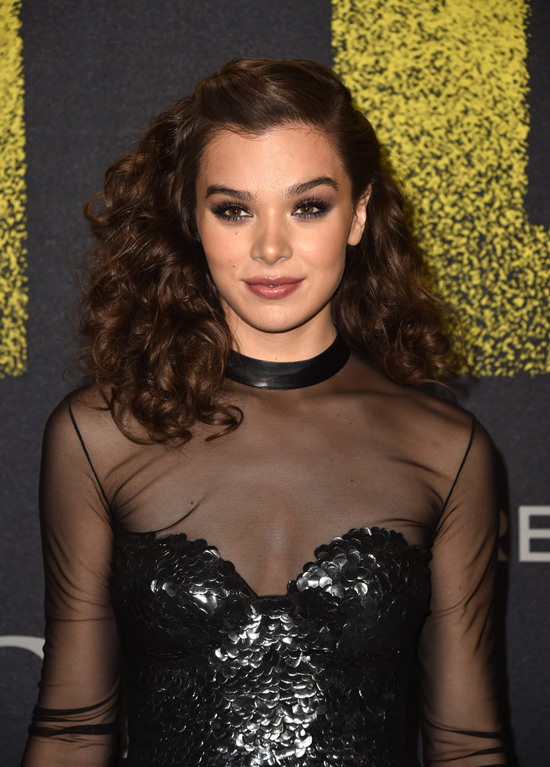 Hailee-Steinfeld-Pitch-Perfect-3-Movie-P