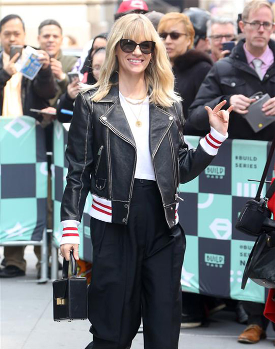 January Jones Keeps It Basic With A Twist At Build Series Tom We Find Ourselves Wanting To Love This But Re Afraid That After More Time Considering Look Than Is Probably Healthy For Us Only Like It