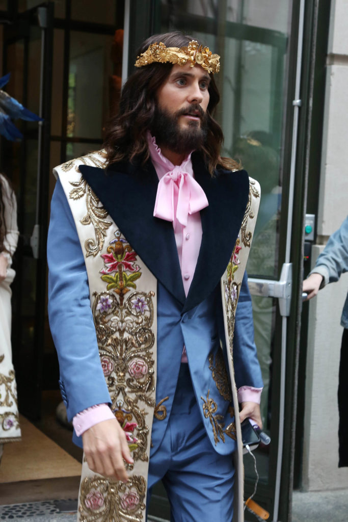 Met Gala 2018: Jared Leto Runs to the Corner for a Pack of 