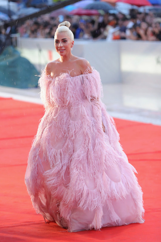 Robe de soirée rose princesse à plumes Lady Gaga