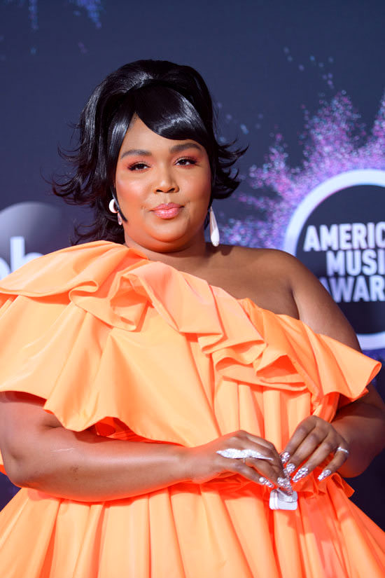 Lizzo carries the smallest little bag to the American Music Awards 2019