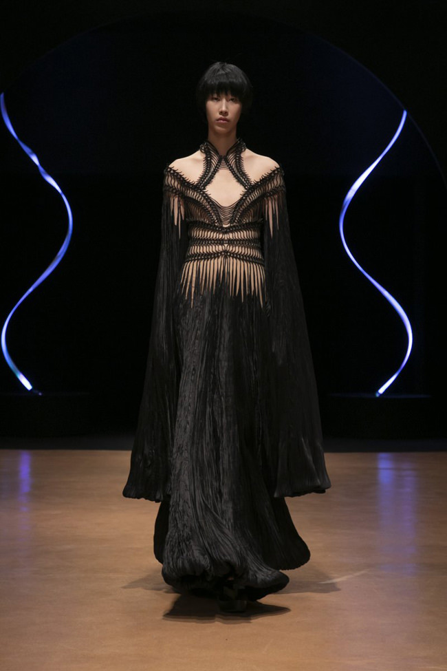 Paris Fashion Week: Iris van Herpen Spring 2020 Couture Collection ...