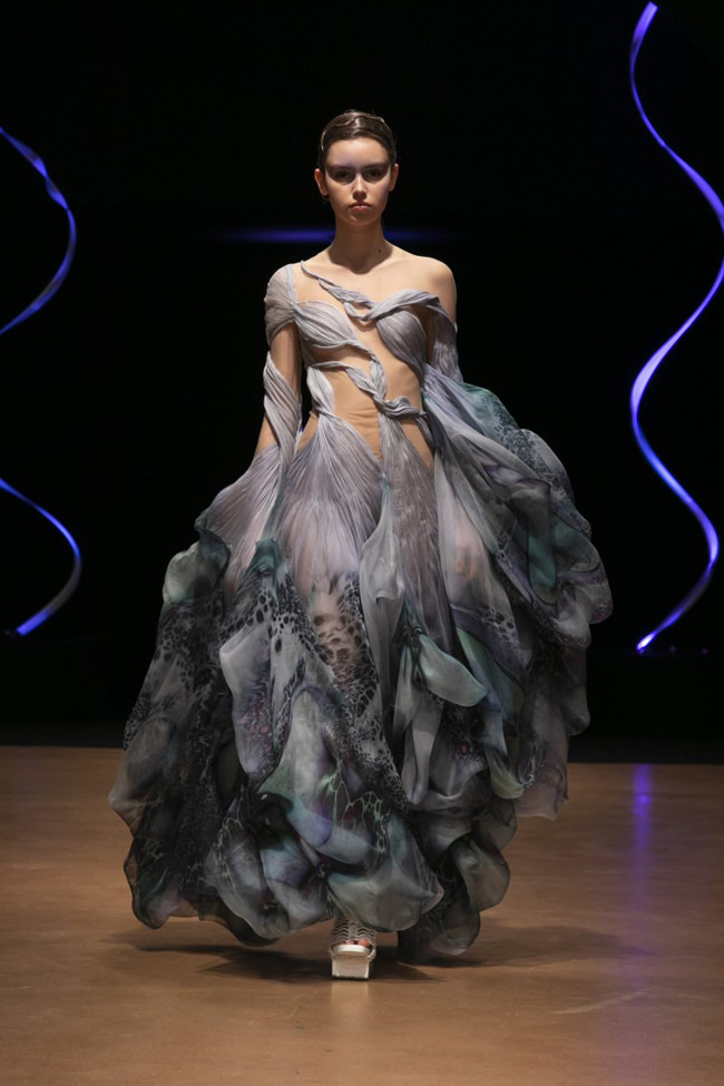 Anyone Can Be A Fashionista With These Tips Iris-Van-Herpen-Spring-2020-Couture-Collection-Paris-Fashion-Week-Tom-Lorenzo-Site-9