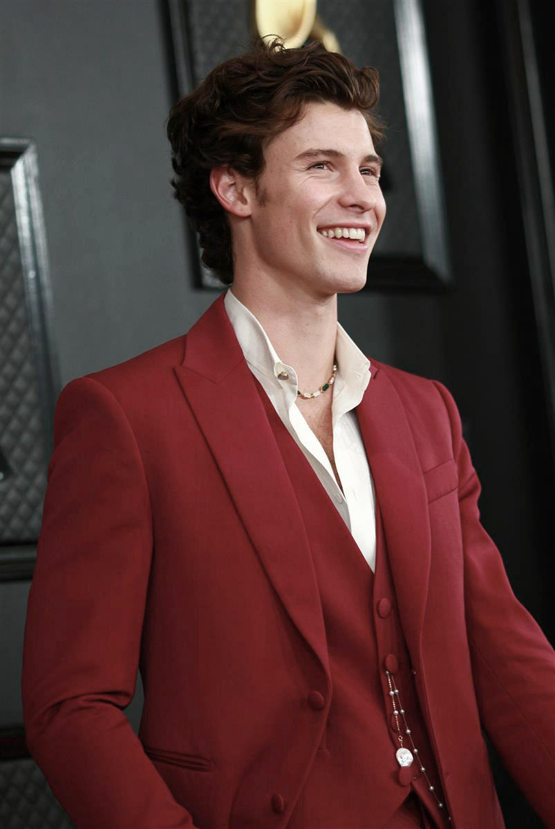 LOS ANGELES, CALIFORNIA, USA - JANUARY 26: Singer Shawn Mendes wearing a Louis  Vuitton suit and Bvlgari jewelry arrives at the 62nd Annual GRAMMY Awards  held at Staples Center on January 26