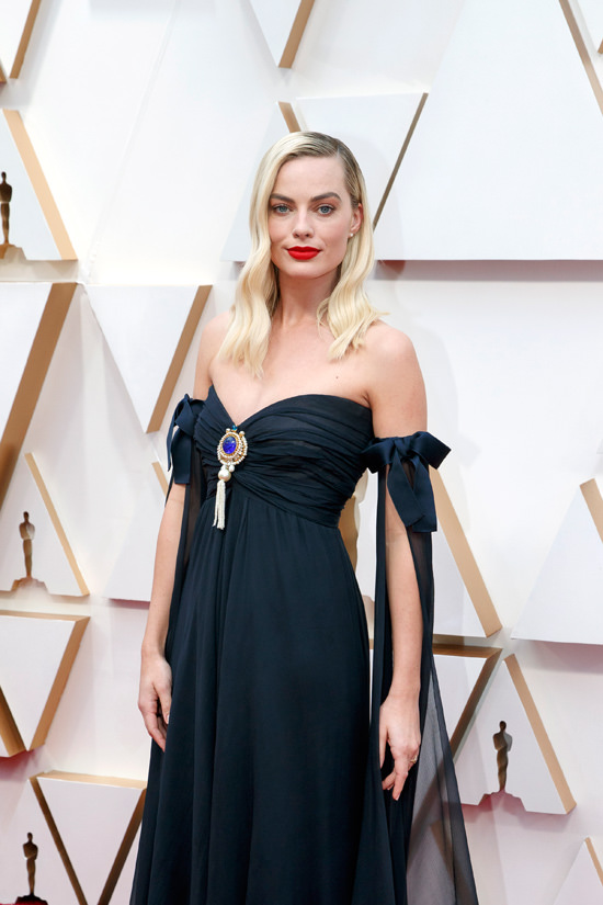 Margot-Robbie-Bombshell-Oscars-2020-Red-Carpet-Fashion-Vintage