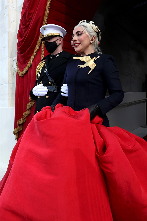 Ficheiro:Lady Gaga at Joe Biden's inauguration (cropped 3).jpg