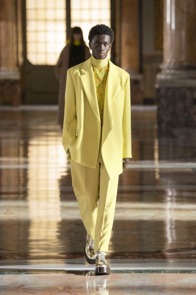 Golden Globes 2021: "Schitt's Creek" Star Dan Levy in Valentino Couture