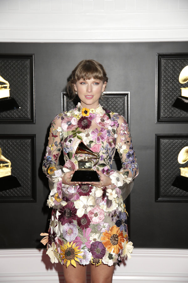 Grammys 2021: Taylor Swift in Oscar de la Renta | Tom ...
