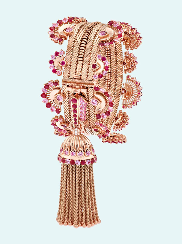 Fastening grandeur with Van Cleef & Arpels' Zip Colombine necklace