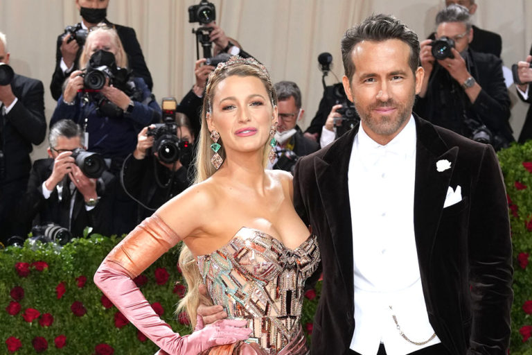 Met Gala 2022: Blake Lively (in Atelier Versace) and Ryan Reynolds (in ...