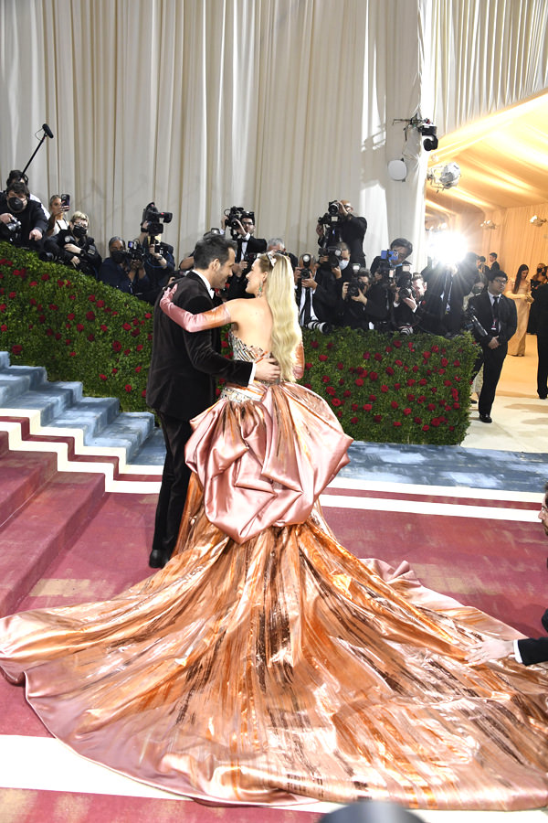 Met Gala 2022 Blake Lively In Atelier Versace And Ryan Reynolds In Ralph Lauren Laptrinhx 