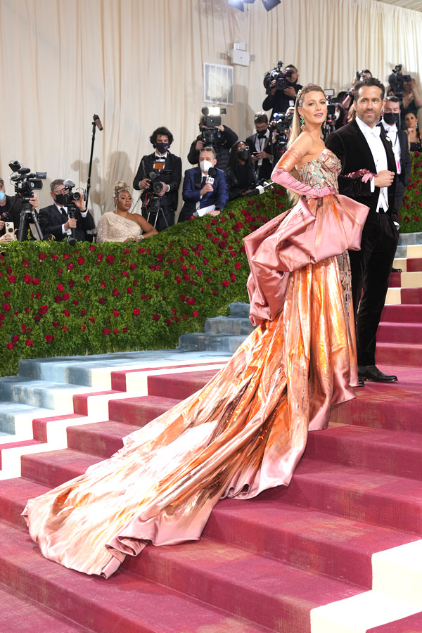 Met Gala 2022 Blake Lively In Atelier Versace And Ryan Reynolds In Ralph Lauren Laptrinhx 