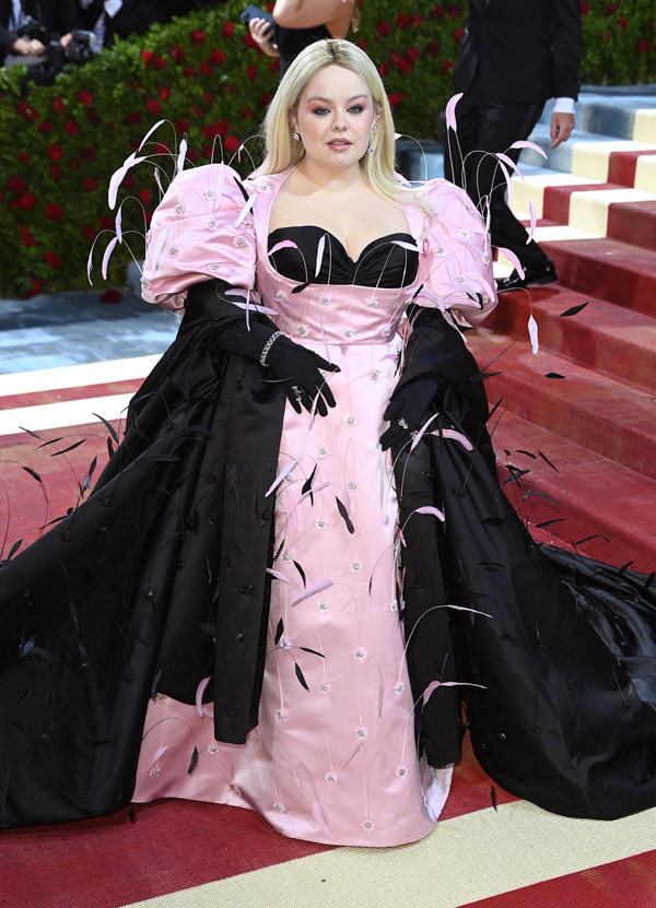 Phoebe Dynevor at the 2022 Met Gala!!! She looks so beautiful