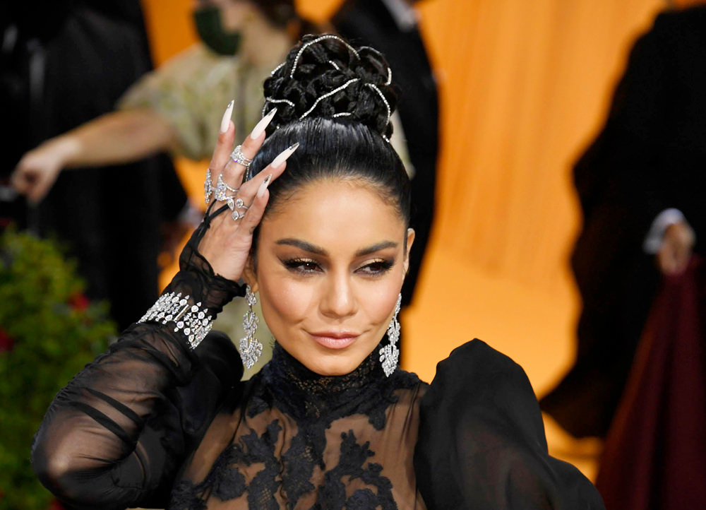 met-gala-2022-vanessa-hudgens-in-moschino-tom-lorenzo