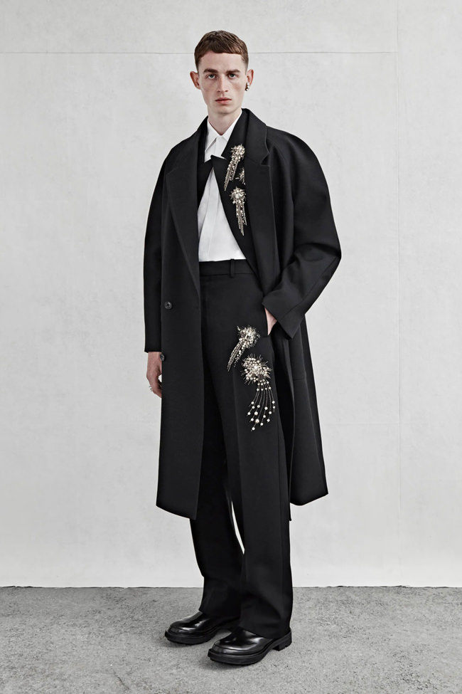 Alexander McQueen Spring 2023 Menswear Collection - Tom + Lorenzo