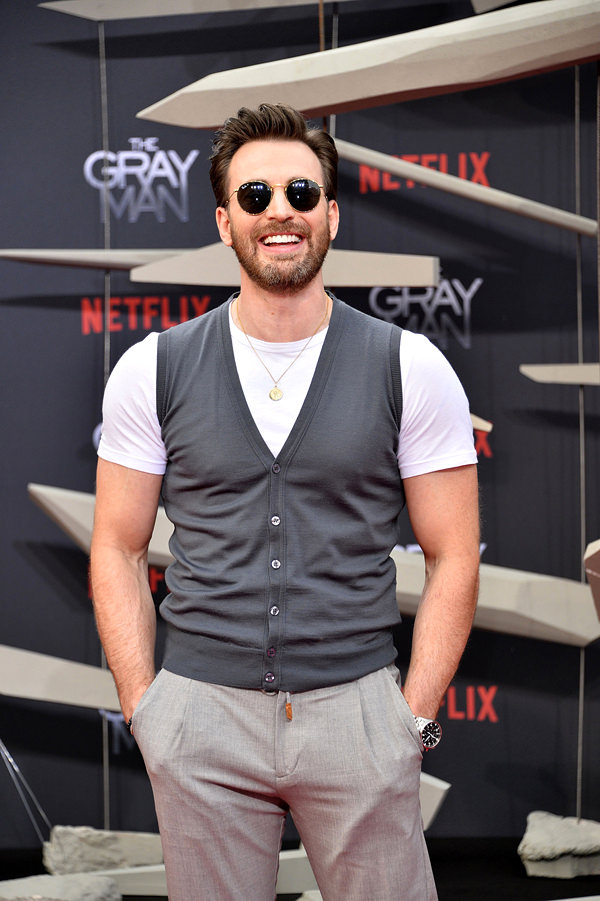 Chris Evans Wears Casual Suit at 'The Gray Man' Premiere: Photos – WWD