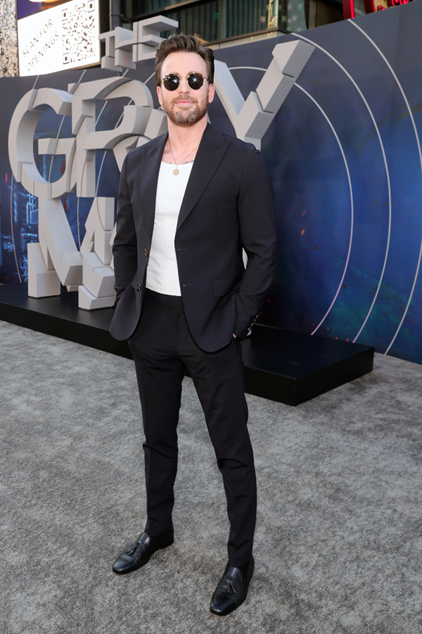 Chris Evans Wears Casual Suit at 'The Gray Man' Premiere: Photos – WWD