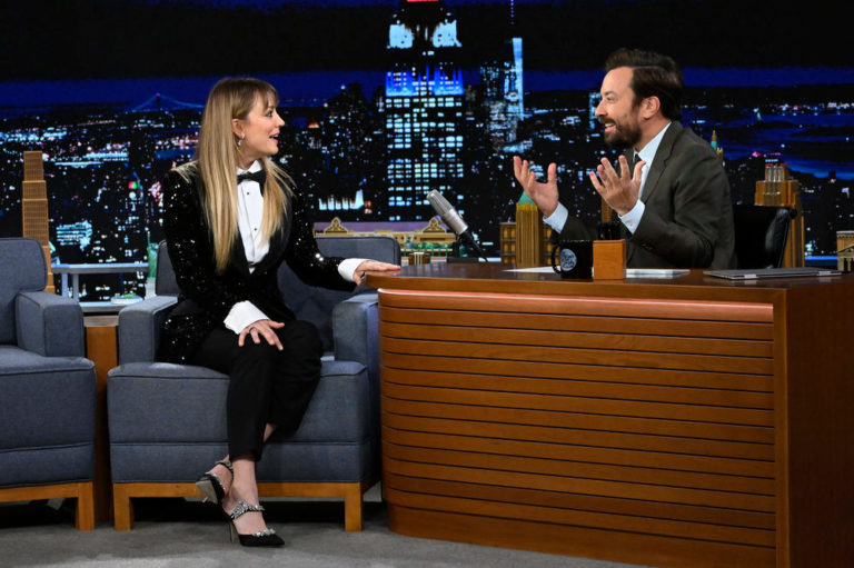 MEET CUTE Star Kaley Cuoco in Dolce & Gabbana on THE TONIGHT SHOW ...