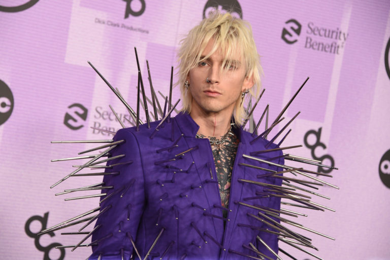 Machine Gun Kelly in Dolce & Gabbana at the 2022 American Music Awards ...