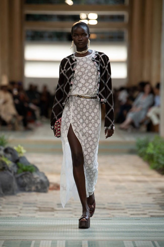 Chanel-Spring-2023-Couture-Collection-Paris-Fashion-Week-Tom-Lorenzo-Site  (12) - Tom + Lorenzo