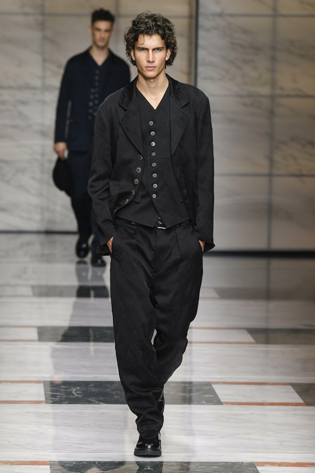 Milan Fashion Week: Giorgio Armani Fall 2023 Menswear Collection - Tom ...