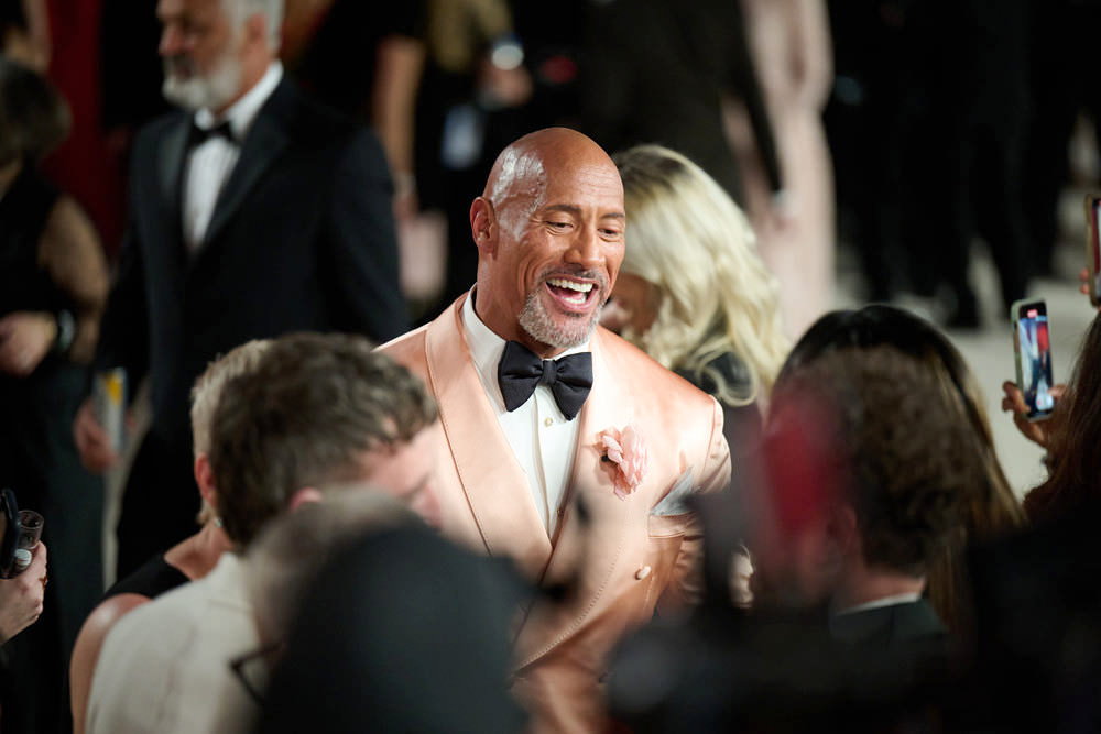 Dwayne-Johnson-The-Rock-Oscars-2023-Red-Carpet-Fashion-Dolce-GaƄƄana-Toм-Lorenzo-Site-TLO  (8) - Toм + Lorenzo