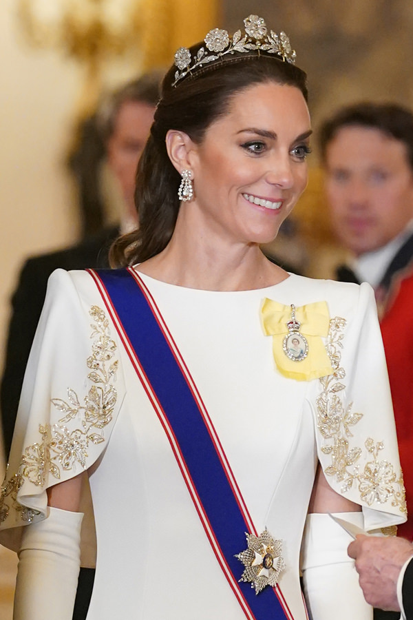 Catherine, Princess of Wales in Jenny Packham at Buckingham Palace ...