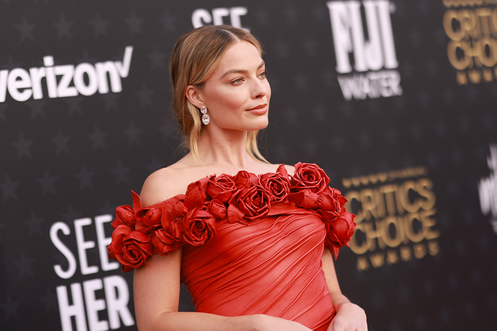 Critics’ Choice Awards 2024: BARBIE Star Margot Robbie in Balmain - Tom ...