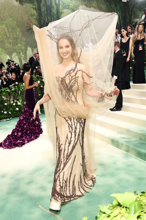 Met Gala 2024 Lana Del Rey in Alexander McQueen Tom + Lorenzo