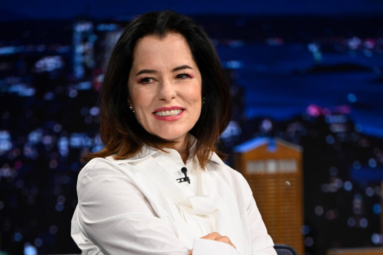THE WHITE LOTUS Star Parker Posey in Loewe on THE TONIGHT SHOW STARRING ...
